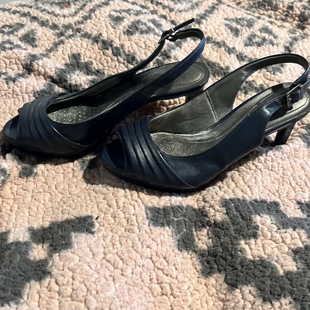 BOGO HEELS Life strides soft system navy blue, open toe, leather heels. 2 inches